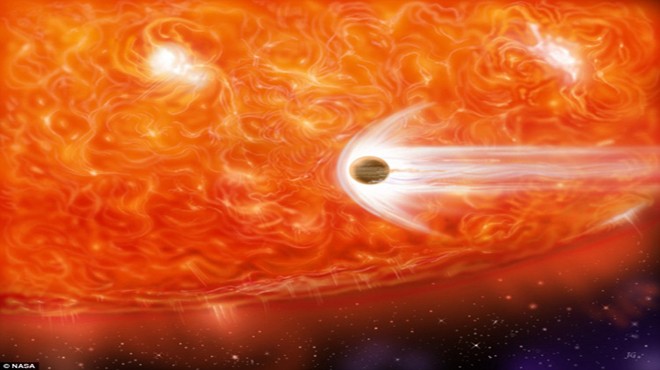 Hình ảnh mô phỏng hành tinh bị nuốt chửng bởi ngôi sao già nua khổng lồ - Ảnh: Daily Mail